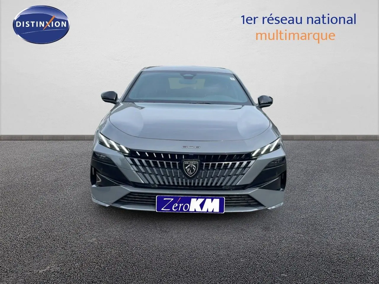 Vue frontale d'une Peugeot 308 gris selenium métal 2026 avec calandre distinctive et phares LED fins.
