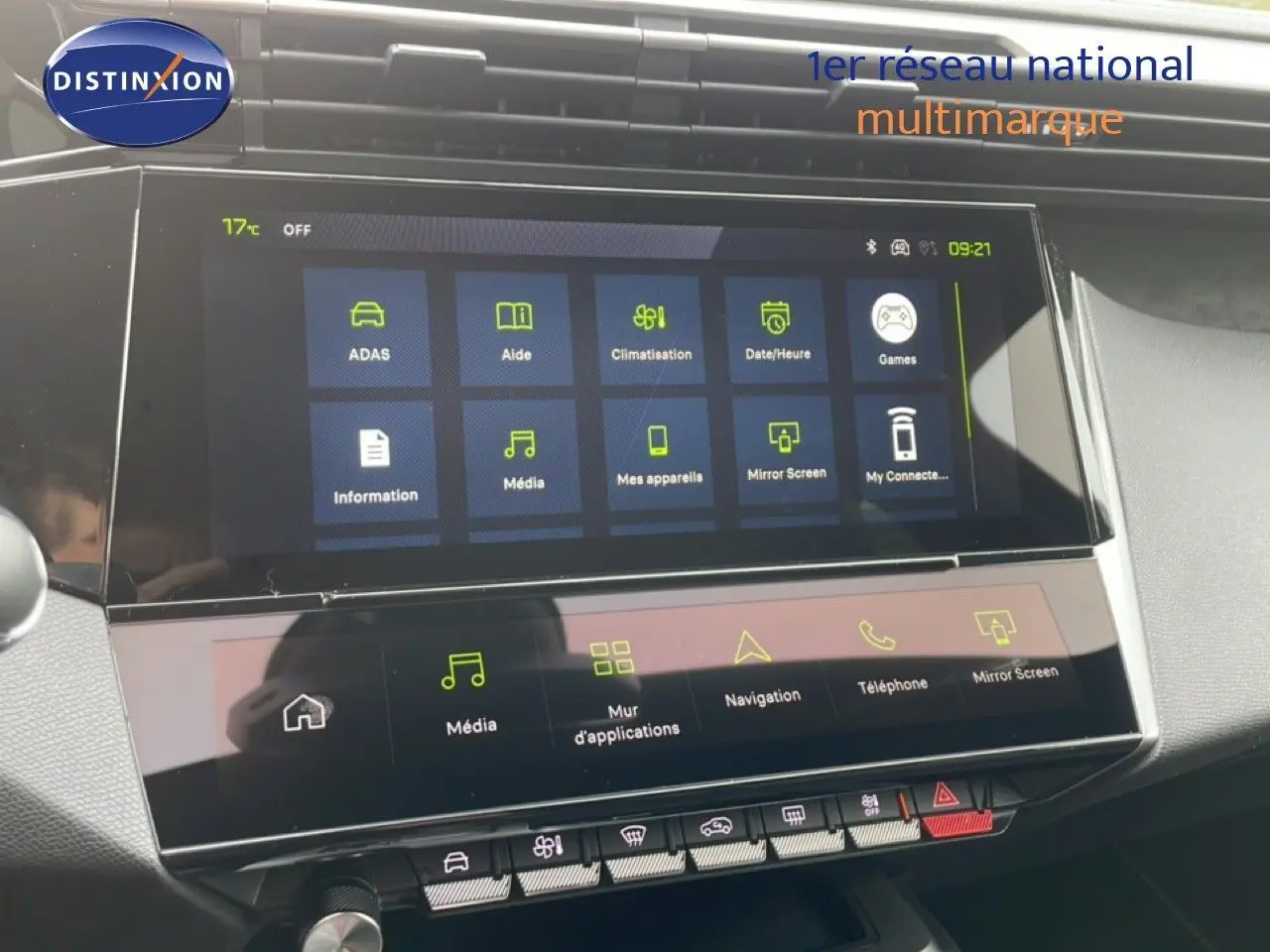 Écran tactile central de la Peugeot 308 1.2 Hybrid 145ch GT affichant les menus multimédias et de navigation.
