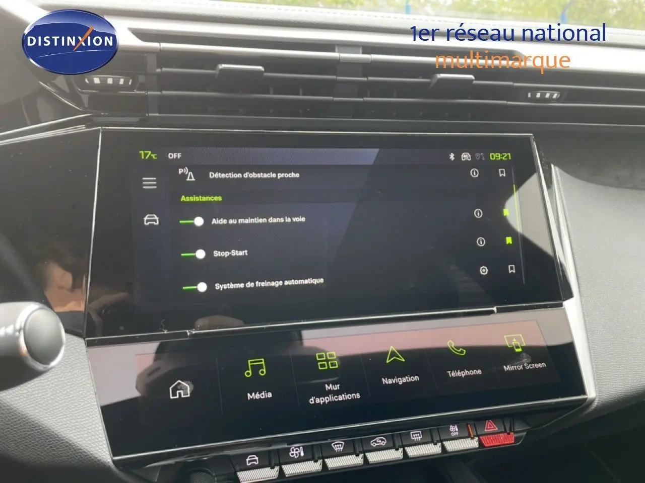 Écran tactile central de la Peugeot 308 1.2 Hybrid 145ch GT affichant les options d’assistance à la conduite.