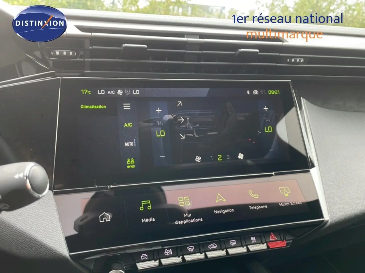 Vue rapprochée de l’écran tactile central de la Peugeot 308 gris selenium metal, affichant la climatisation et les options multimédia.