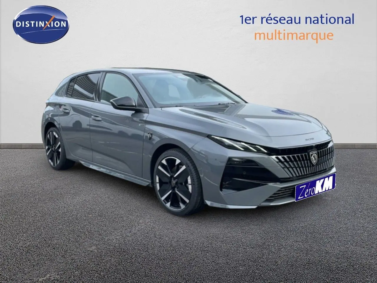 Peugeot 308 gris sélénium métal en 3/4 avant droit, avec calandre noire et jantes alliage distinctives.