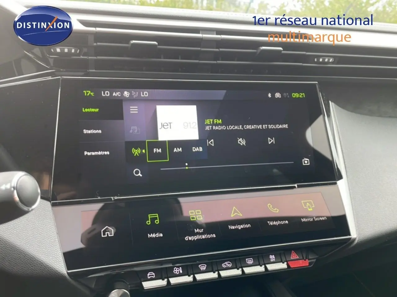 Vue rapprochée de l’écran tactile central du tableau de bord de la Peugeot 308 gris selenium, affichant la radio FM.