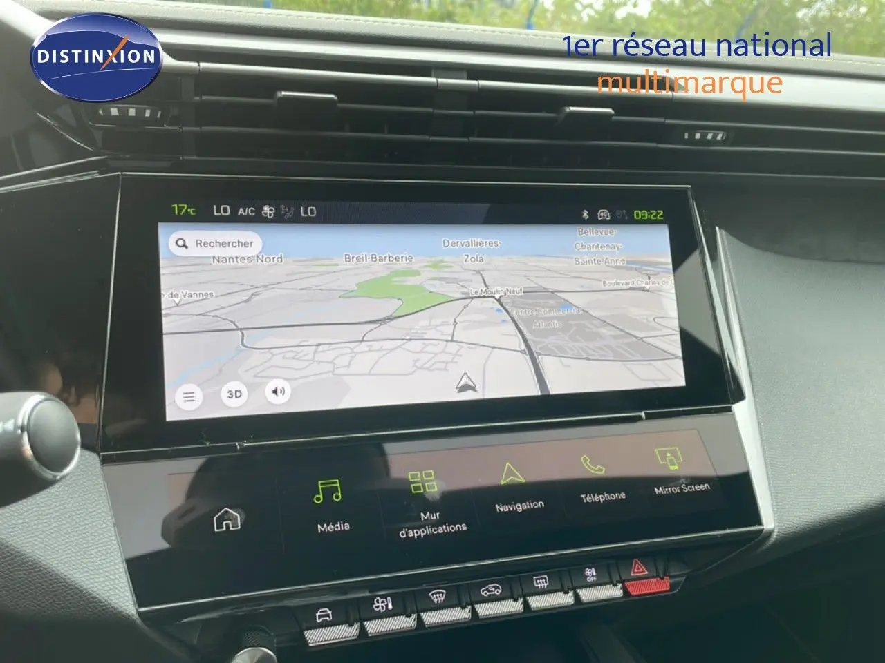 Écran tactile central du tableau de bord de la Peugeot 308 gris sélénium, affichant la navigation GPS en intérieur.