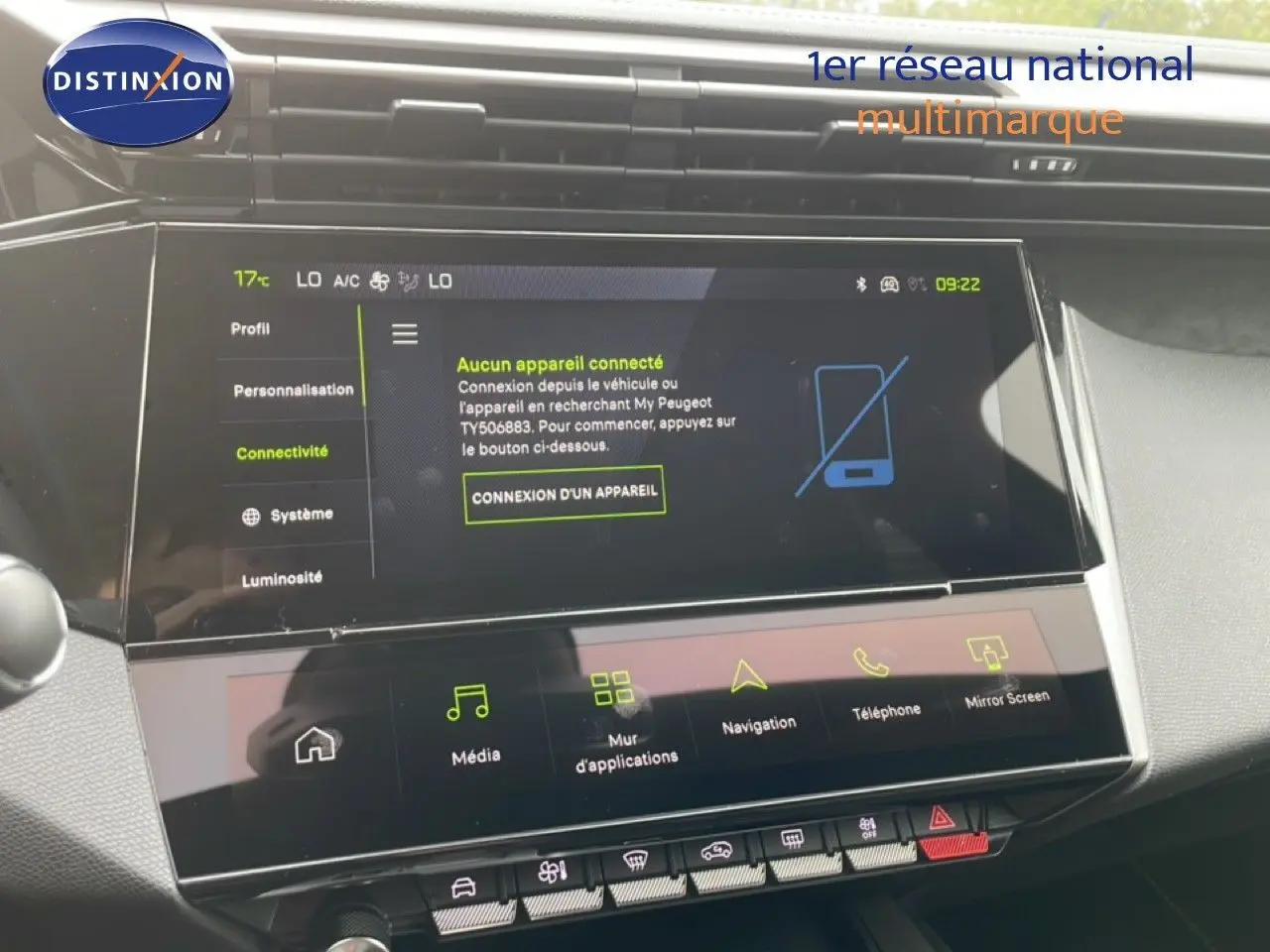 Écran tactile central de la Peugeot 308 gris Selenium Metal, affichant le menu connectivité et options multimédia.