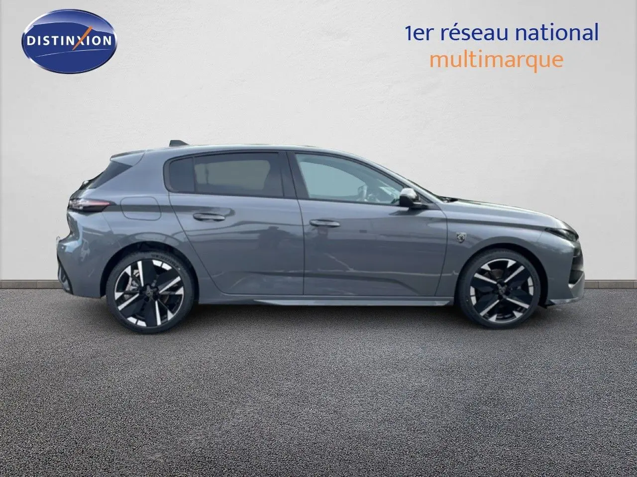 Peugeot 308 1.2 Hybrid gris sélénium métal vue de profil côté gauche, jantes alliage noires et grises.