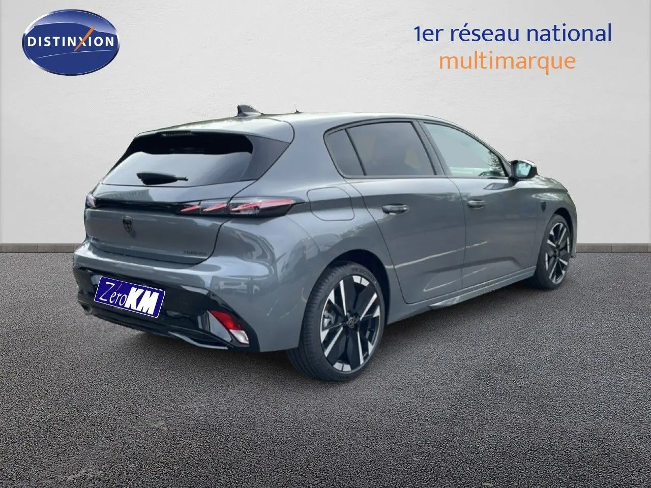 Peugeot 308 gris selenium métal vue 3/4 arrière droit, avec jantes alliage noires et feux arrière LED fins.