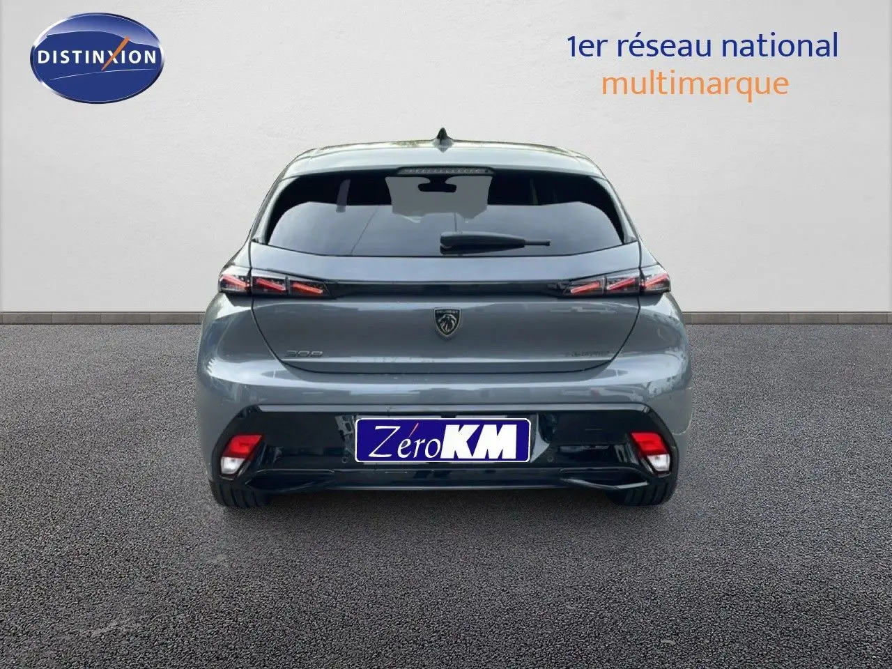 Vue arrière d'une Peugeot 308 gris selenium metal 2026 avec feux LED et logo central distinctif.