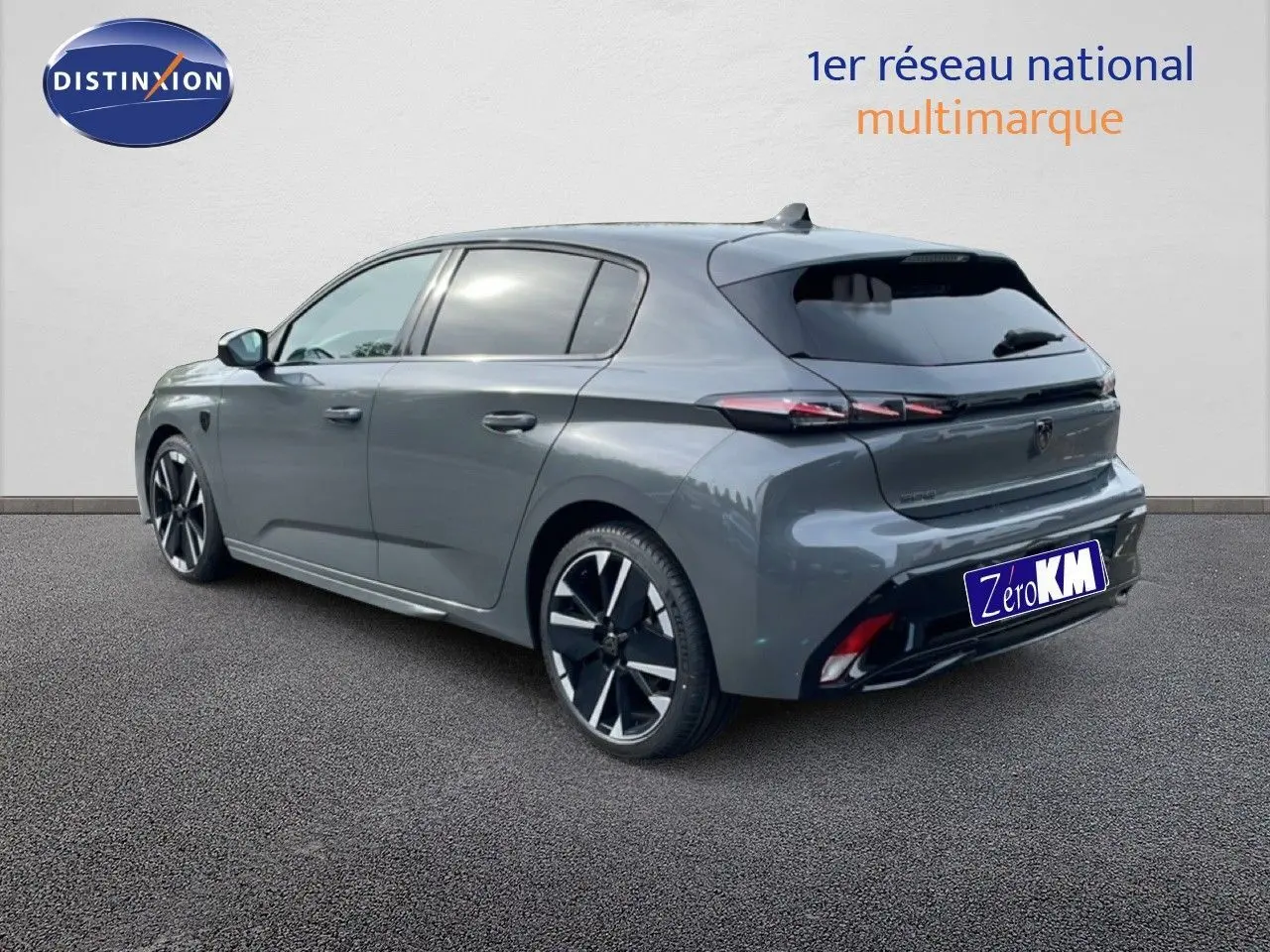 Peugeot 308 gris selenium métal vue 3/4 arrière côté gauche, avec jantes alliage et feux arrière LED distinctifs.