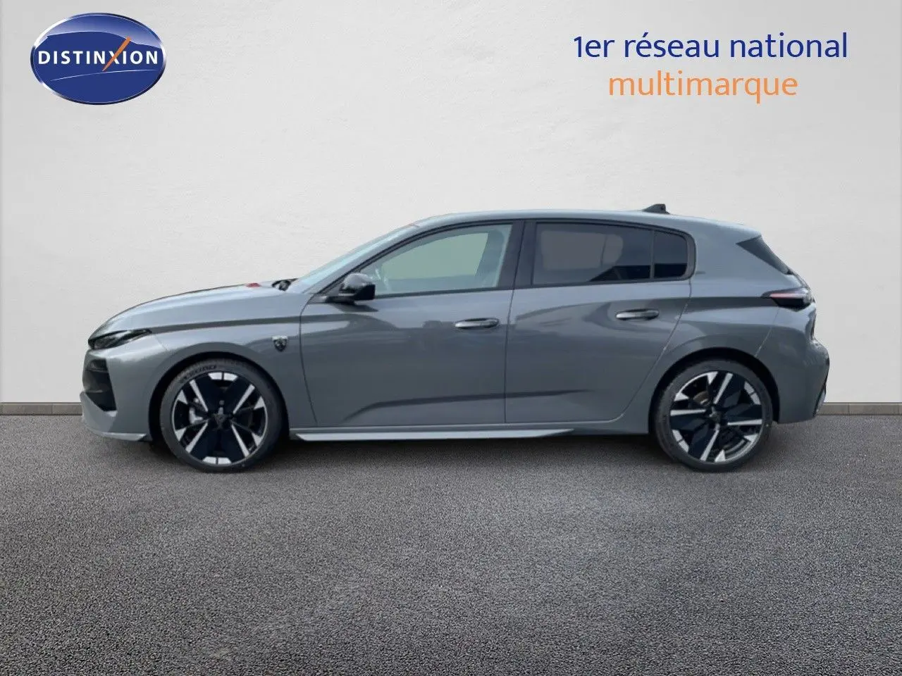 Profil latéral droit d'une Peugeot 308 1.2 Hybrid 145ch GT gris selenium metal avec jantes noires et grises.