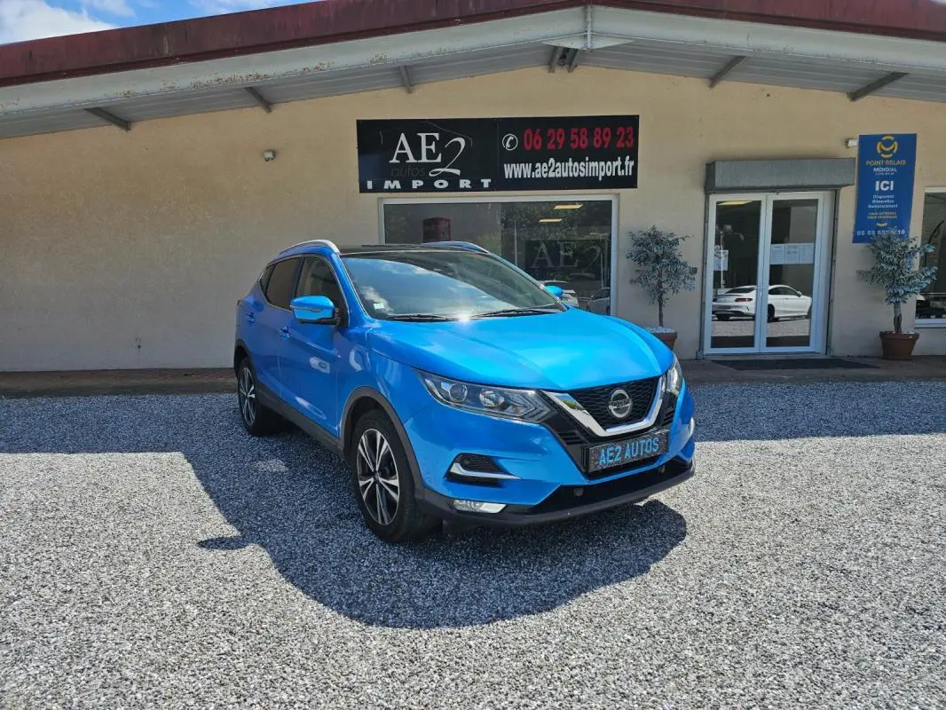 Nissan Qashqai bleu 2019 en 3/4 avant droit, avec calandre chromée et jantes alliage visibles.