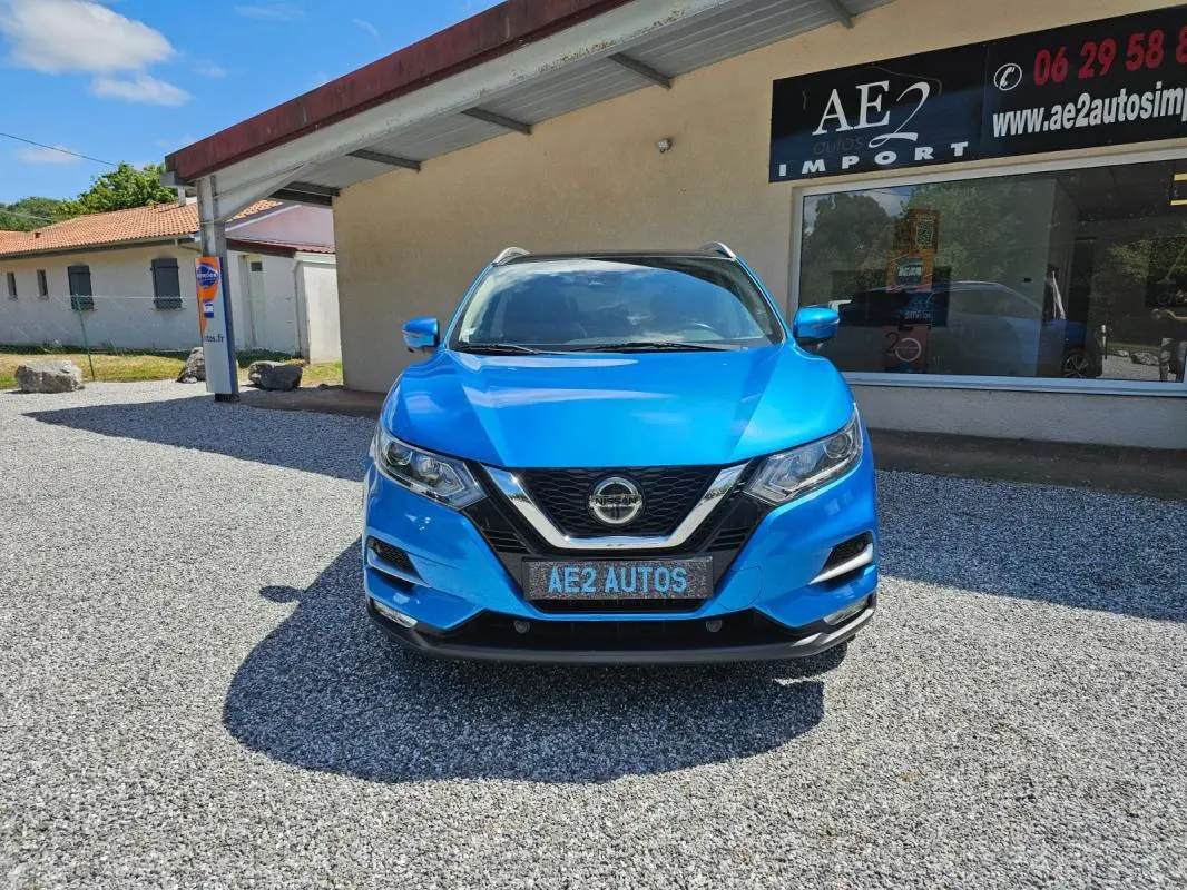Vue avant d’un Nissan Qashqai bleu 2019, version N-Connecta, avec calandre chromée et phares LED visibles.