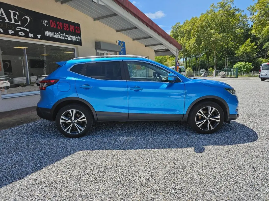 Vue latérale côté gauche d'un Nissan Qashqai bleu 2019, version N-Connecta avec jantes alliage et vitres teintées.