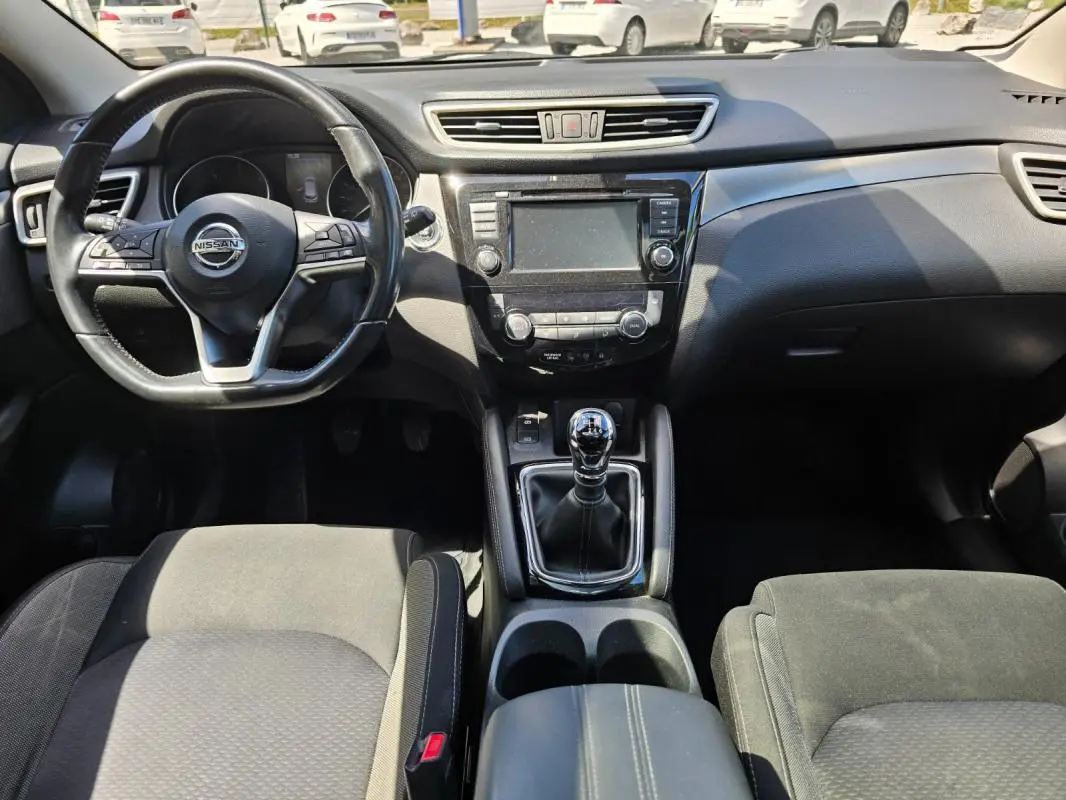 Vue intérieure frontale du tableau de bord et levier de vitesse manuel du Nissan Qashqai bleu, version N-Connecta 2019.