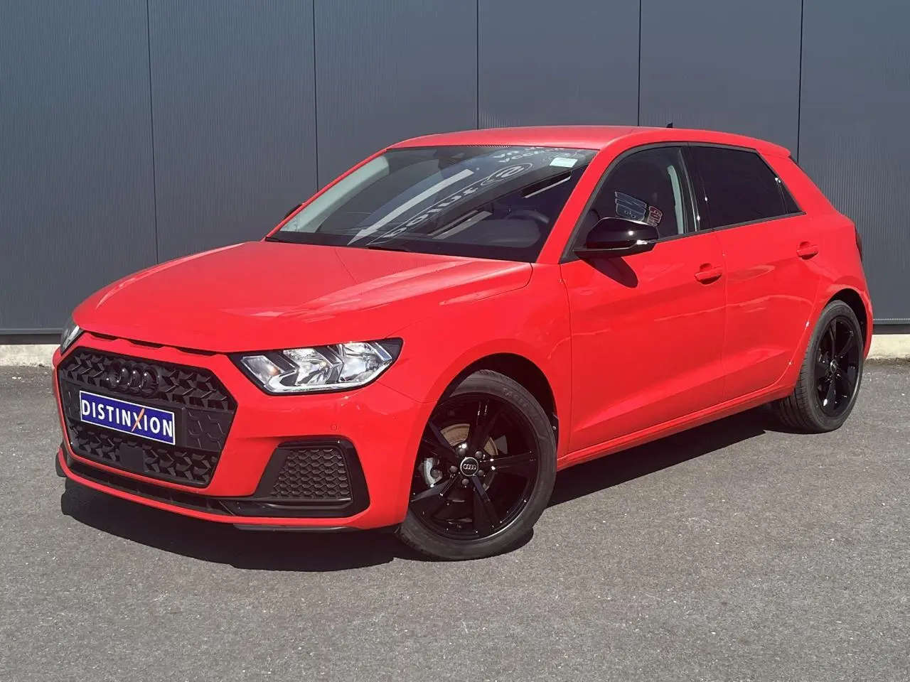 Audi A1 Sportback rouge Misano vue 3/4 avant droit avec jantes noires et vitres arrière surteintées.