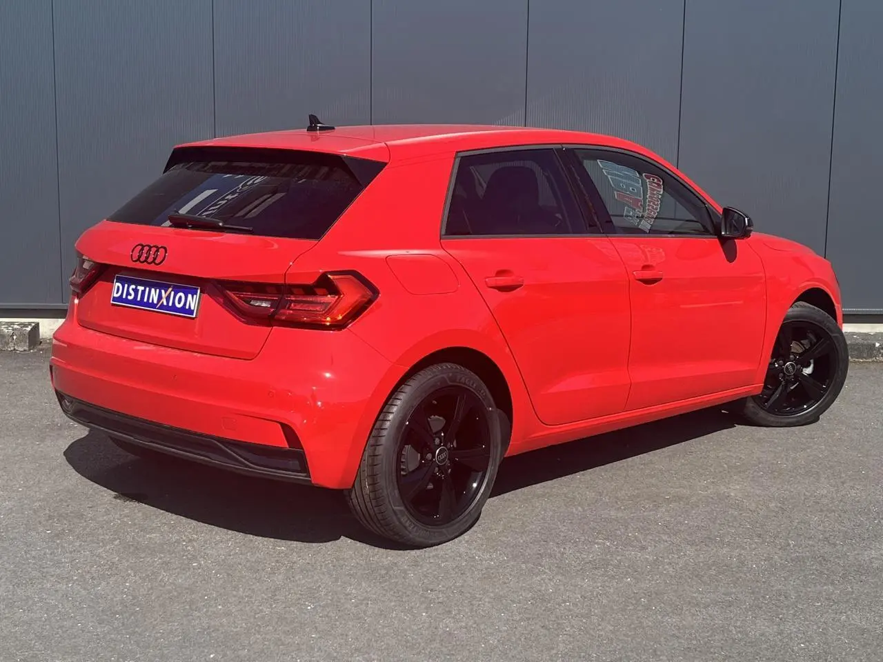Audi A1 Sportback rouge Misano vue 3/4 arrière côté droit avec jantes noires et vitres surteintées