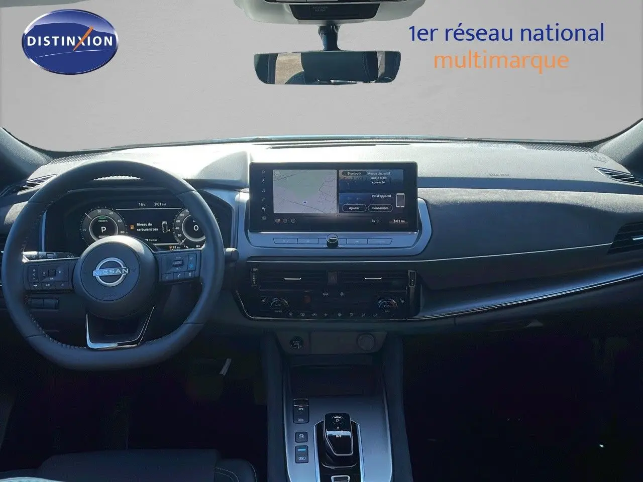 Intérieur du Nissan Qashqai 2025 en vue frontale, tableau de bord moderne avec écran tactile et volant multifonction noir.