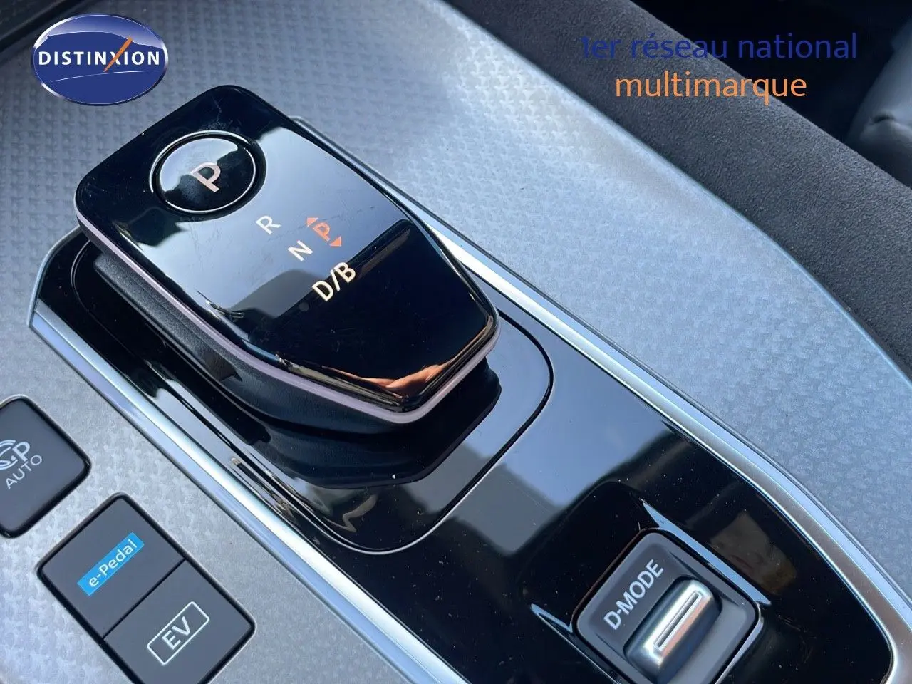 Le levier de vitesses noir brillant de la Nissan Qashqai 2025 en gros plan sur la console centrale.