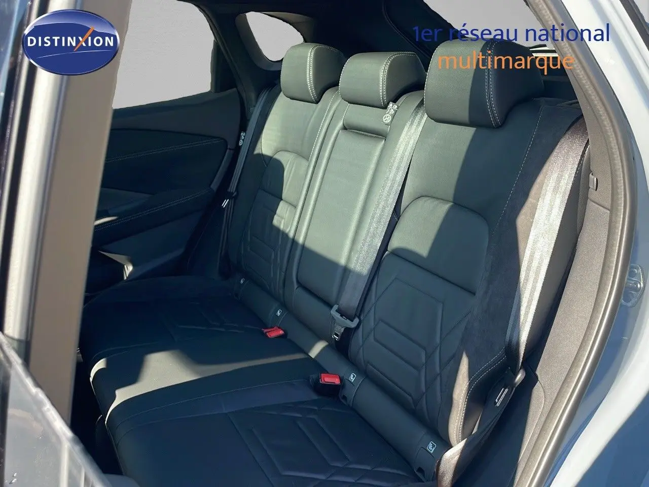 Vue latérale du siège arrière en cuir noir du Nissan Qashqai 2025 avec ceinture de sécurité et finitions soignées.