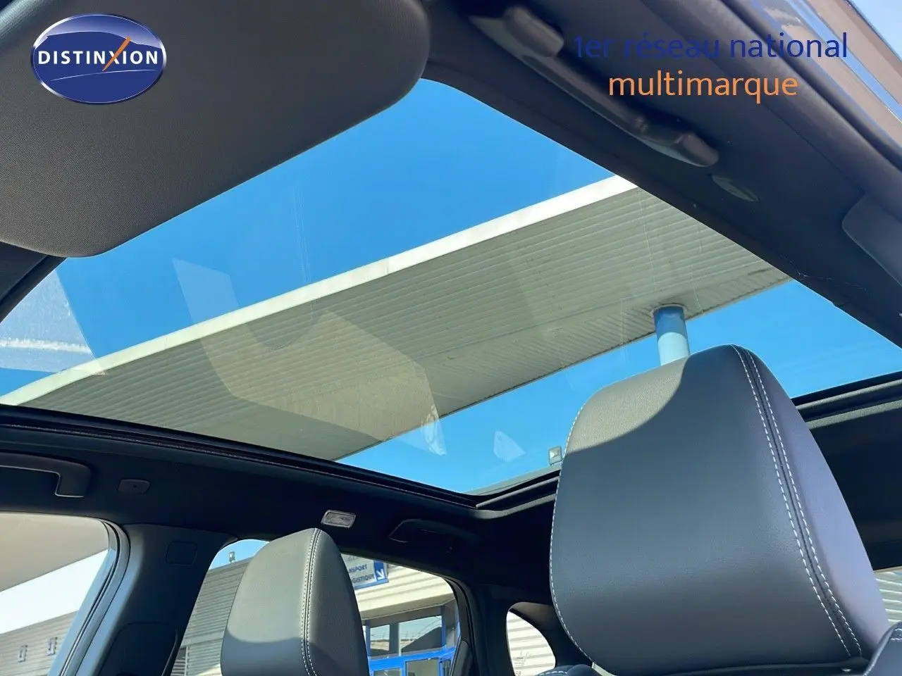 Toit panoramique ouvert montrant l'intérieur noir du Nissan Qashqai 2025 gris céramique métal avec toit noir.