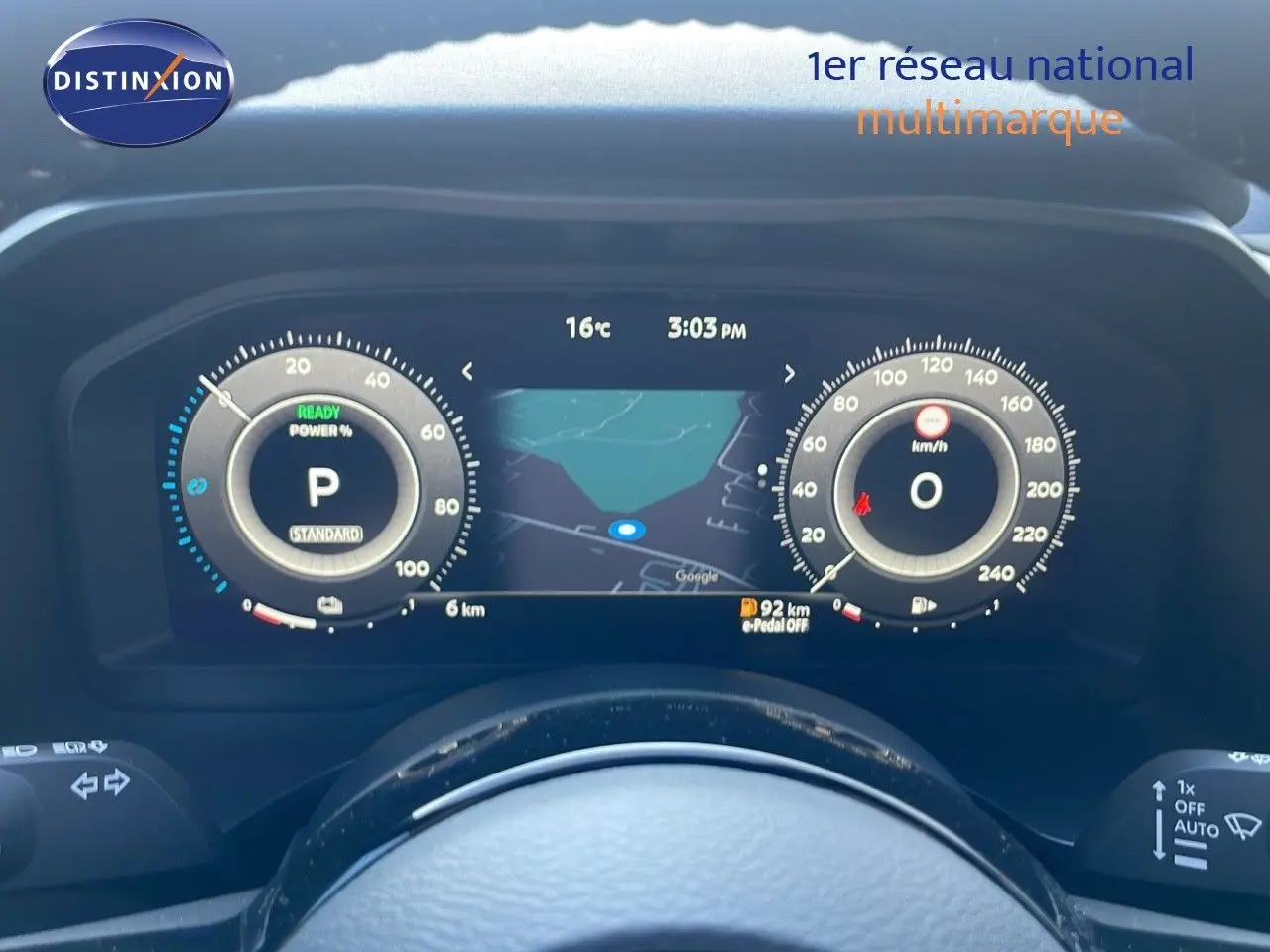 Tableau de bord numérique du Nissan Qashqai 2025 affichant la vitesse, la navigation et l'état hybride.