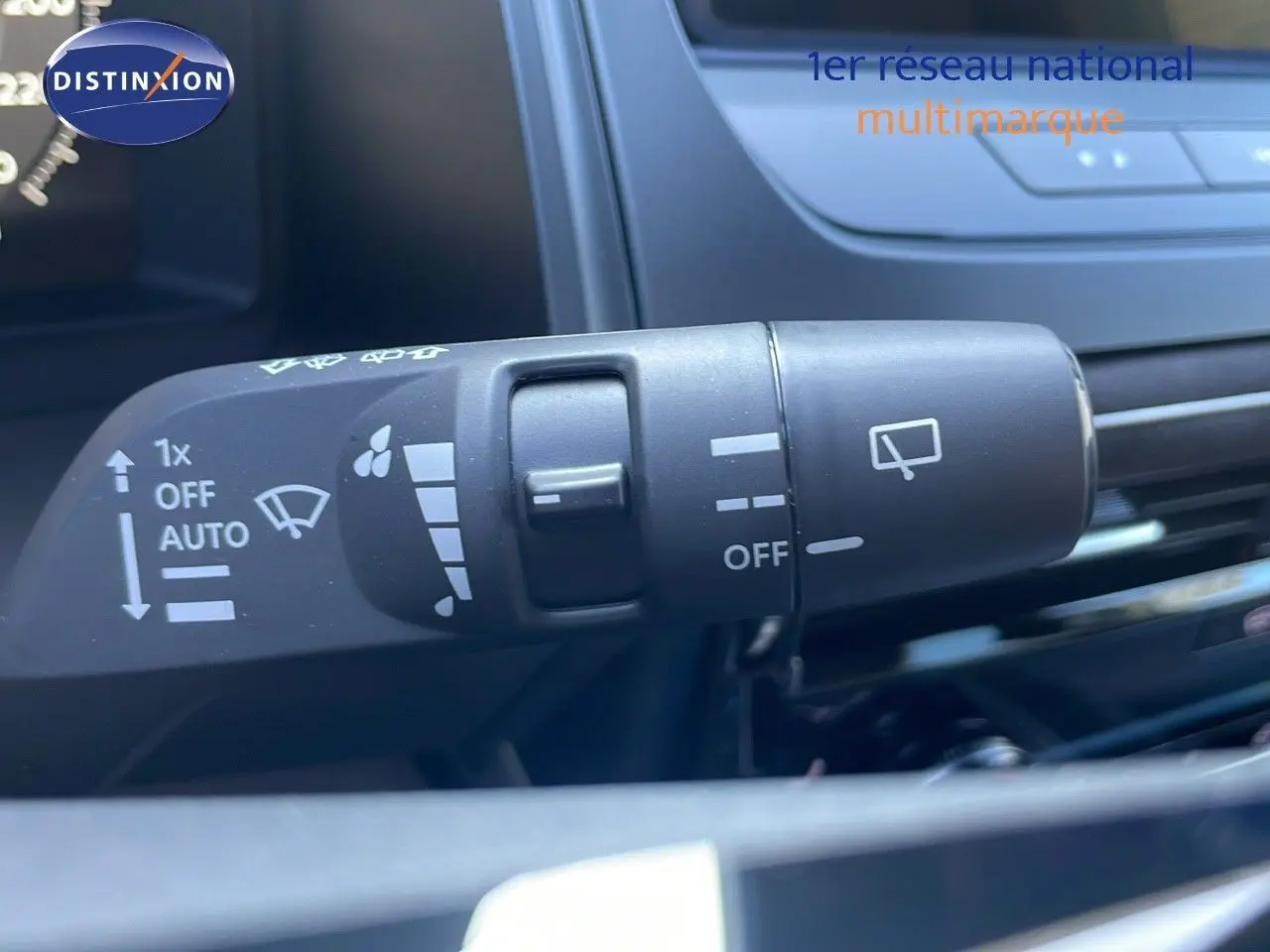 Gros plan sur la commande d’essuie-glace du Nissan Qashqai 2025, finition N-Design, intérieur noir.