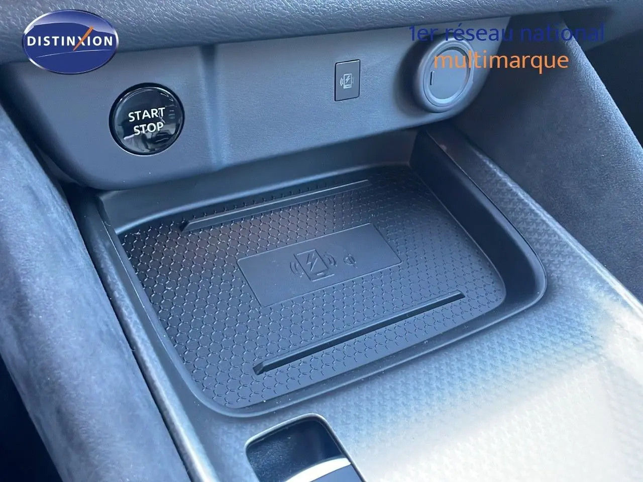 Plateau de recharge sans fil et bouton start/stop dans l'habitacle du Nissan Qashqai 2025 gris céramique.