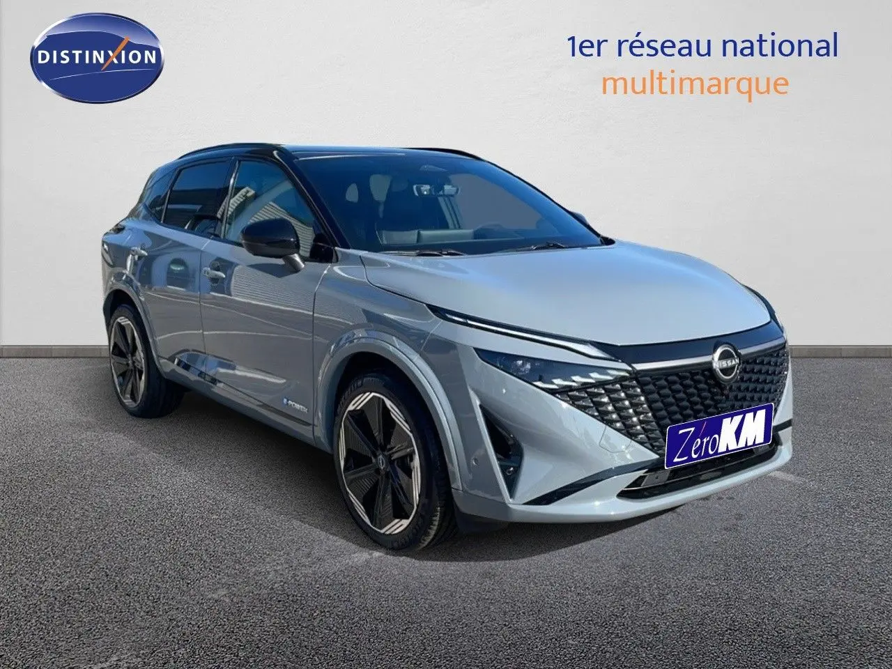 Nissan Qashqai 2025 gris céramique avec toit noir, vue 3/4 avant mettant en valeur sa calandre distinctive et ses jantes stylées.