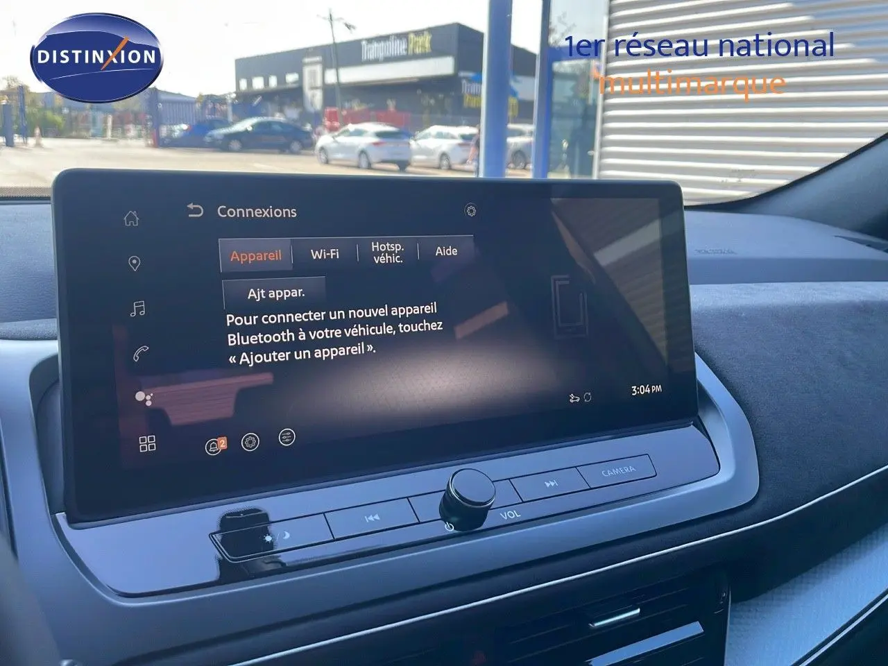 Écran tactile central du Nissan Qashqai 2025 gris céramique, affichant le menu de connexion Bluetooth en intérieur.