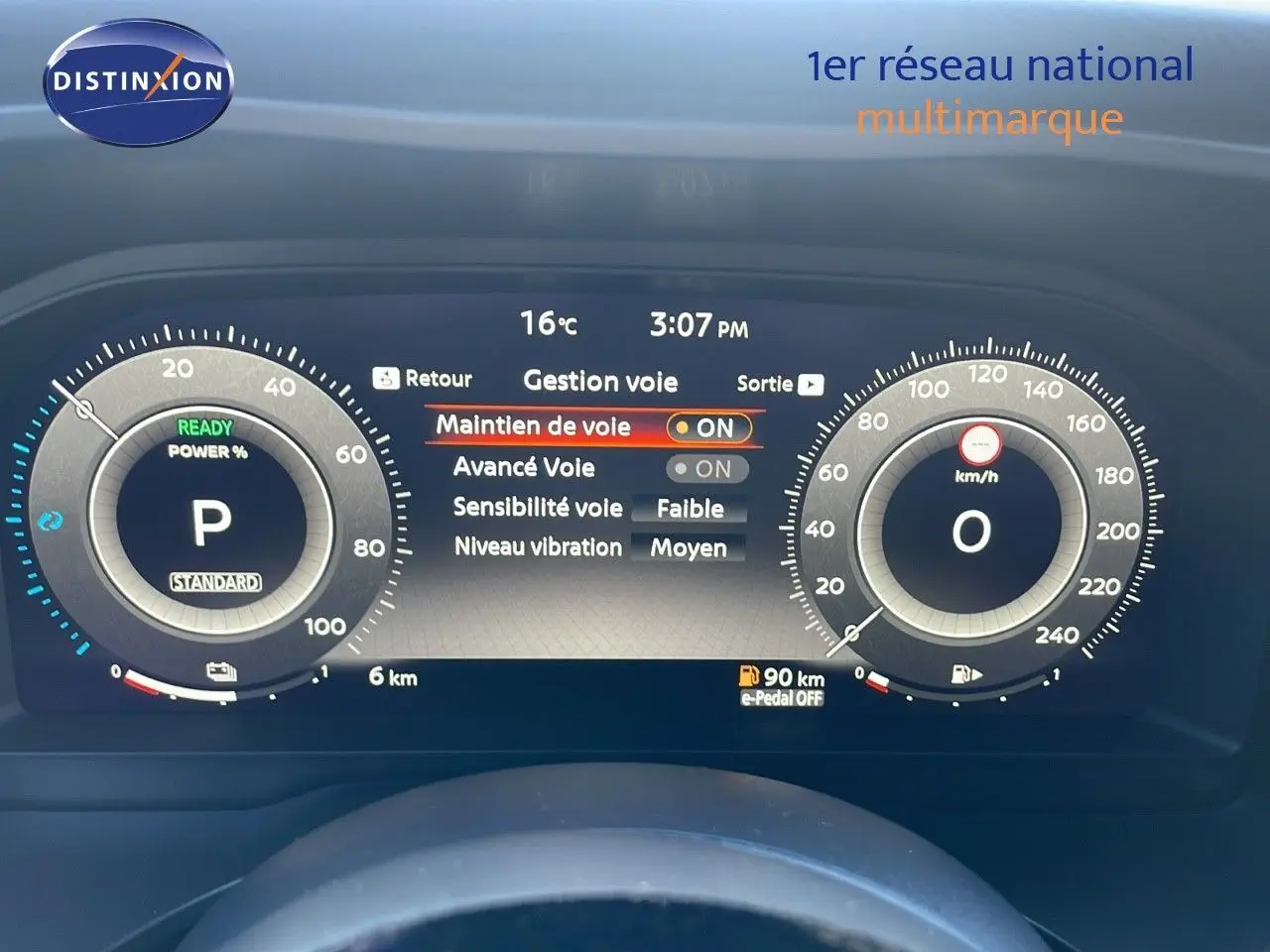 Tableau de bord numérique du Nissan Qashqai 2025 affichant les réglages d’aide à la conduite et la vitesse à zéro.