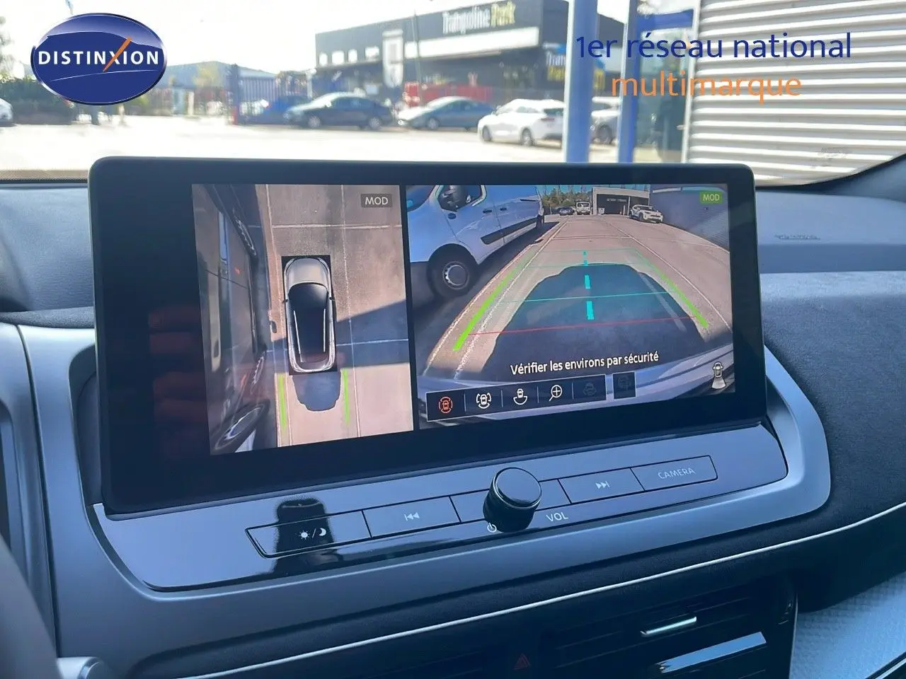Écran central affichant la caméra de recul et vue 360° du Nissan Qashqai gris céramique toit noir, intérieur moderne.