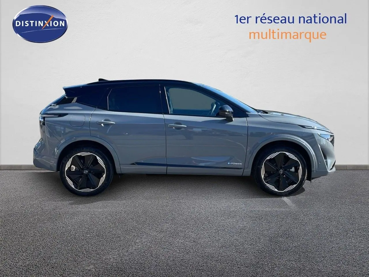 Profil droit du Nissan Qashqai 2025 gris céramique avec toit noir et jantes noires distinctives.