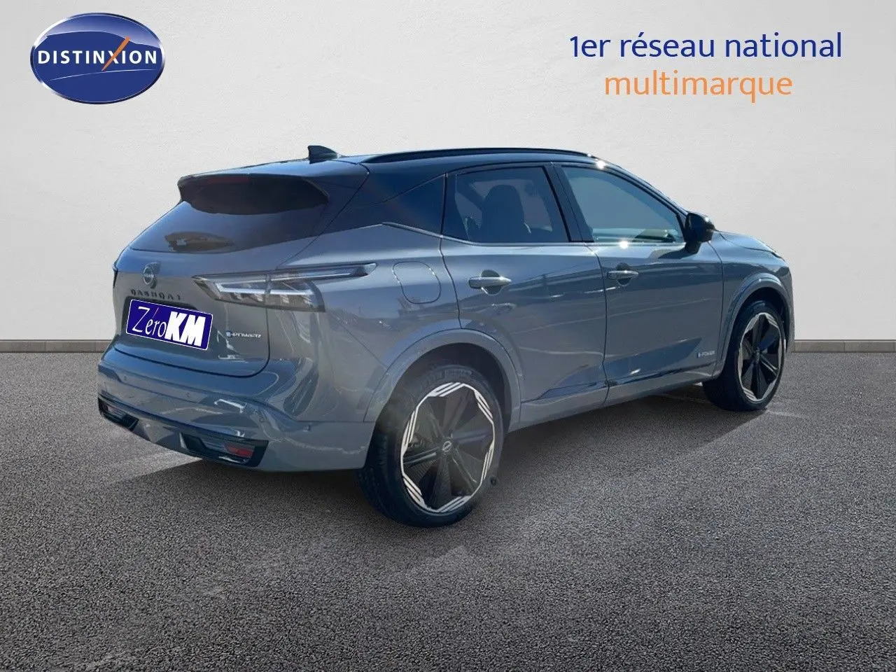 Nissan Qashqai 2025 gris céramique avec toit noir, vue 3/4 arrière côté droit, jantes noires distinctives.