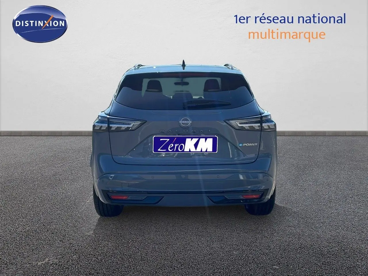 Vue arrière d'un Nissan Qashqai gris céramique avec toit noir, mettant en valeur son design moderne et ses feux LED.