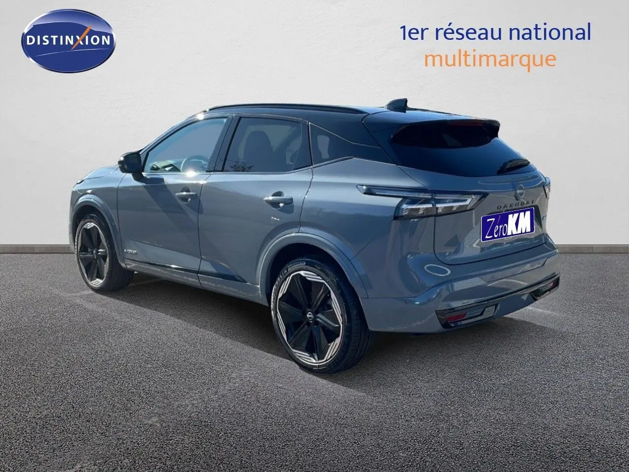 Nissan Qashqai 2025 gris céramique métal avec toit noir, vue 3/4 arrière côté gauche, jantes noires distinctives.