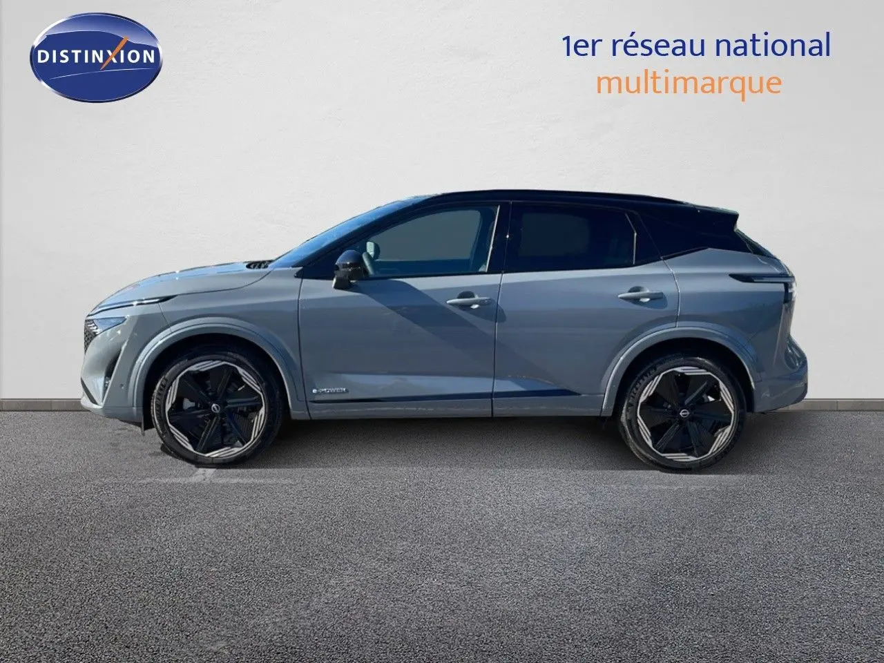 Nissan Qashqai 2025 gris céramique avec toit noir, vue de profil côté gauche, jantes noires distinctives.