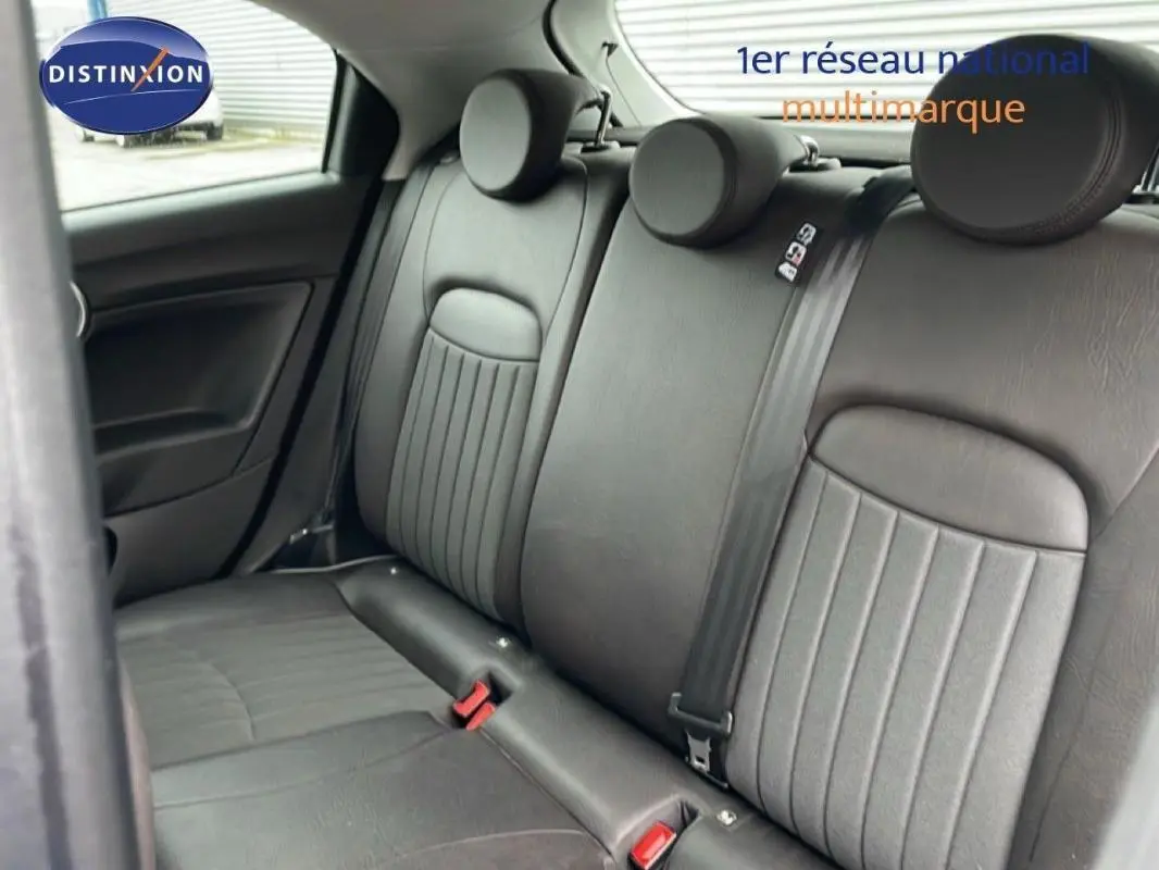 Vue intérieure des sièges arrière en cuir gris foncé de la Fiat 500X MY18 avec appuis-tête et ceintures visibles.