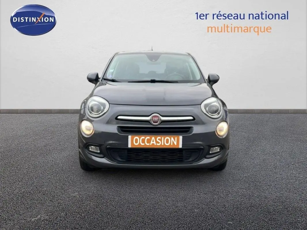 Vue frontale d'une FIAT 500X MY18 gris foncé avec phares allumés et plaque "OCCASION" visible.