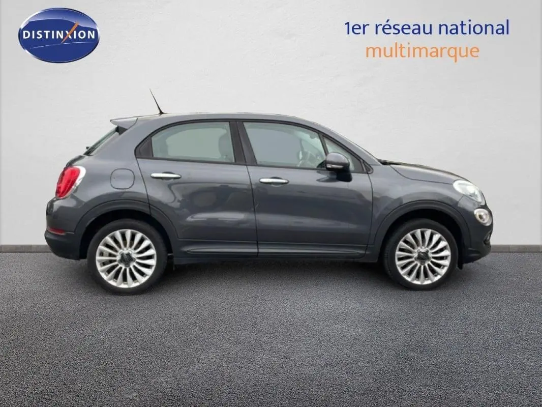 Profil droit d'un FIAT 500X gris foncé 2018 avec jantes alliage 18 pouces sur fond neutre.