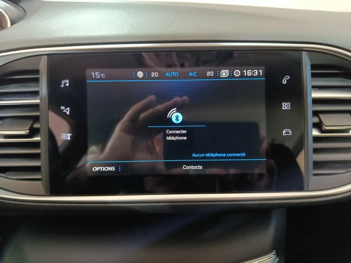 Écran tactile central affichant la connexion Bluetooth dans l'habitacle noir du Peugeot 308 blanc de 2021.