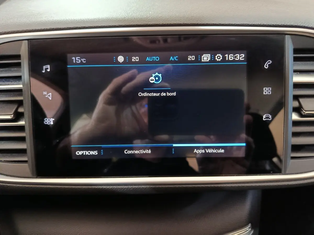 Écran tactile central de la Peugeot 308 blanc, affichant l'ordinateur de bord et les options connectivité et apps véhicule.