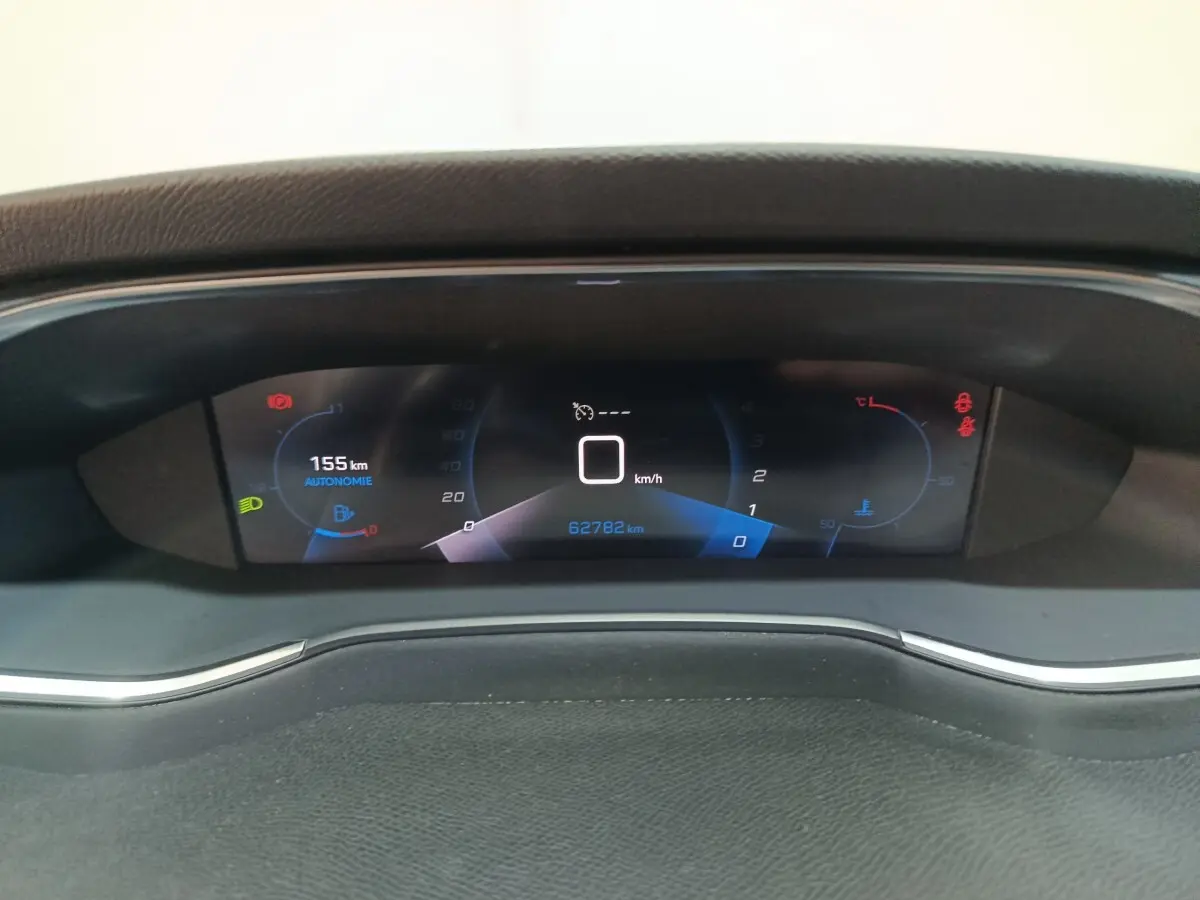 Tableau de bord numérique de Peugeot 308 BlueHDi 130 S&S PREMIUM PACK affichant vitesse, autonomie et compteurs, vue frontale.