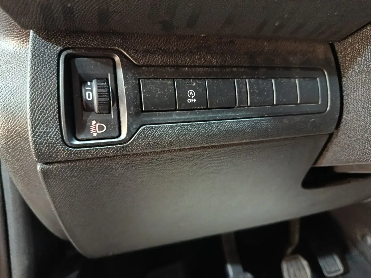 Gros plan sur les commandes noires côté gauche du tableau de bord de la Peugeot 308 blanche, version BlueHDi 130 S&S PREMIUM PACK 2021.