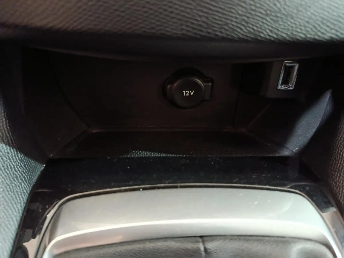 Prise 12V et port USB dans la console centrale noire de la Peugeot 308 BlueHDi 130 S&S PREMIUM PACK 2021.