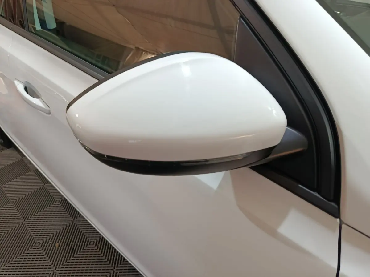 Rétroviseur côté gauche blanc de la Peugeot 308 BlueHDi 130 S&S PREMIUM PACK 2021 avec clignotant intégré.