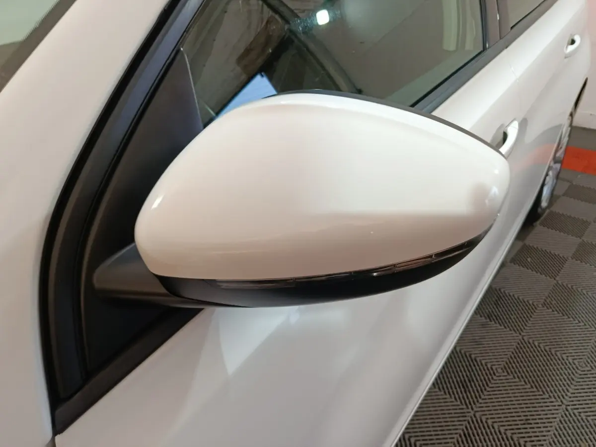 Rétroviseur droit blanc de la Peugeot 308 BlueHDi 130 S&S PREMIUM PACK vue en gros plan côté conducteur.
