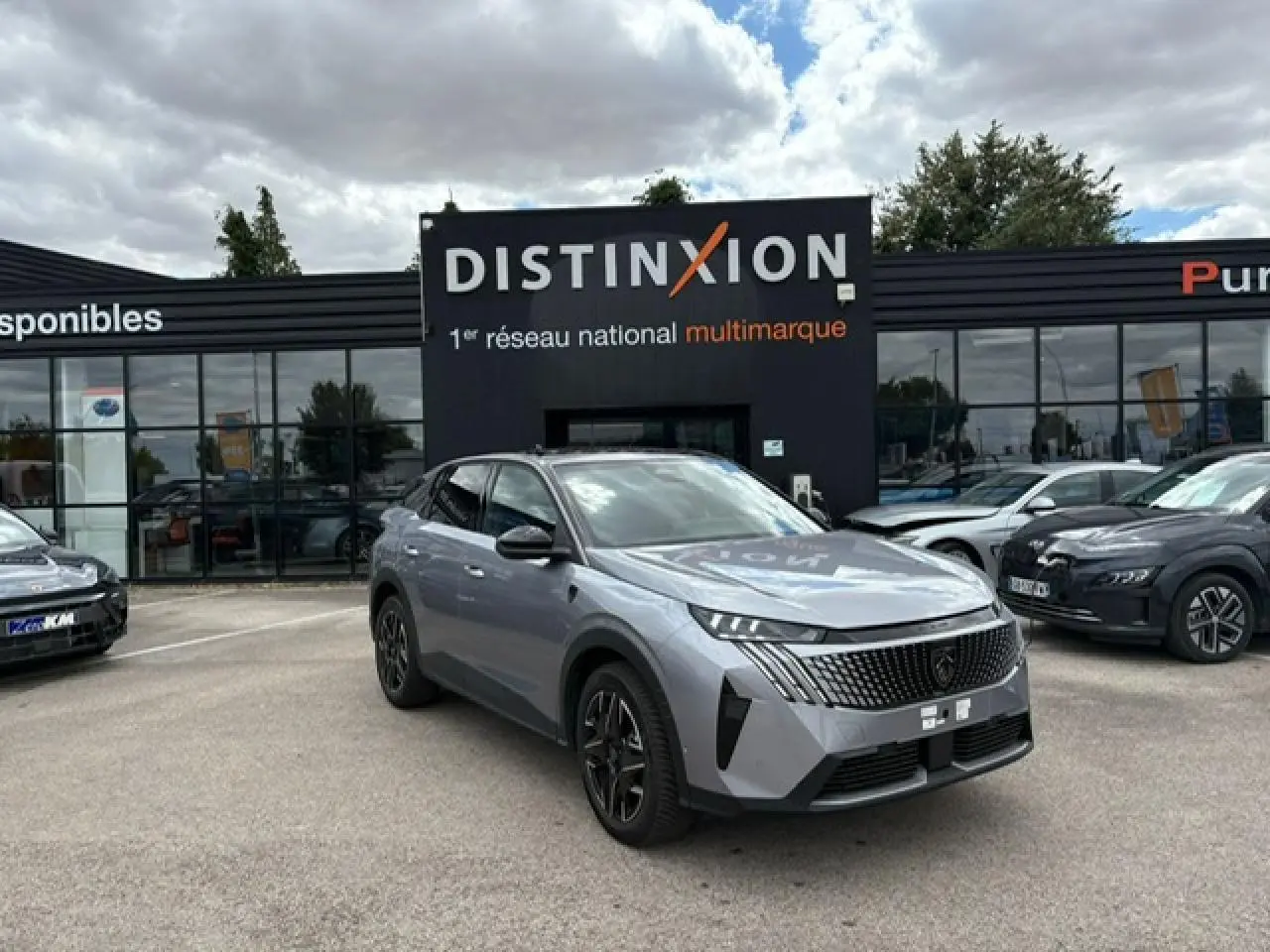 Peugeot 3008 gris Artense toit noir en 3/4 avant, calandre noire et jantes alliage noires devant concession Distinxion.