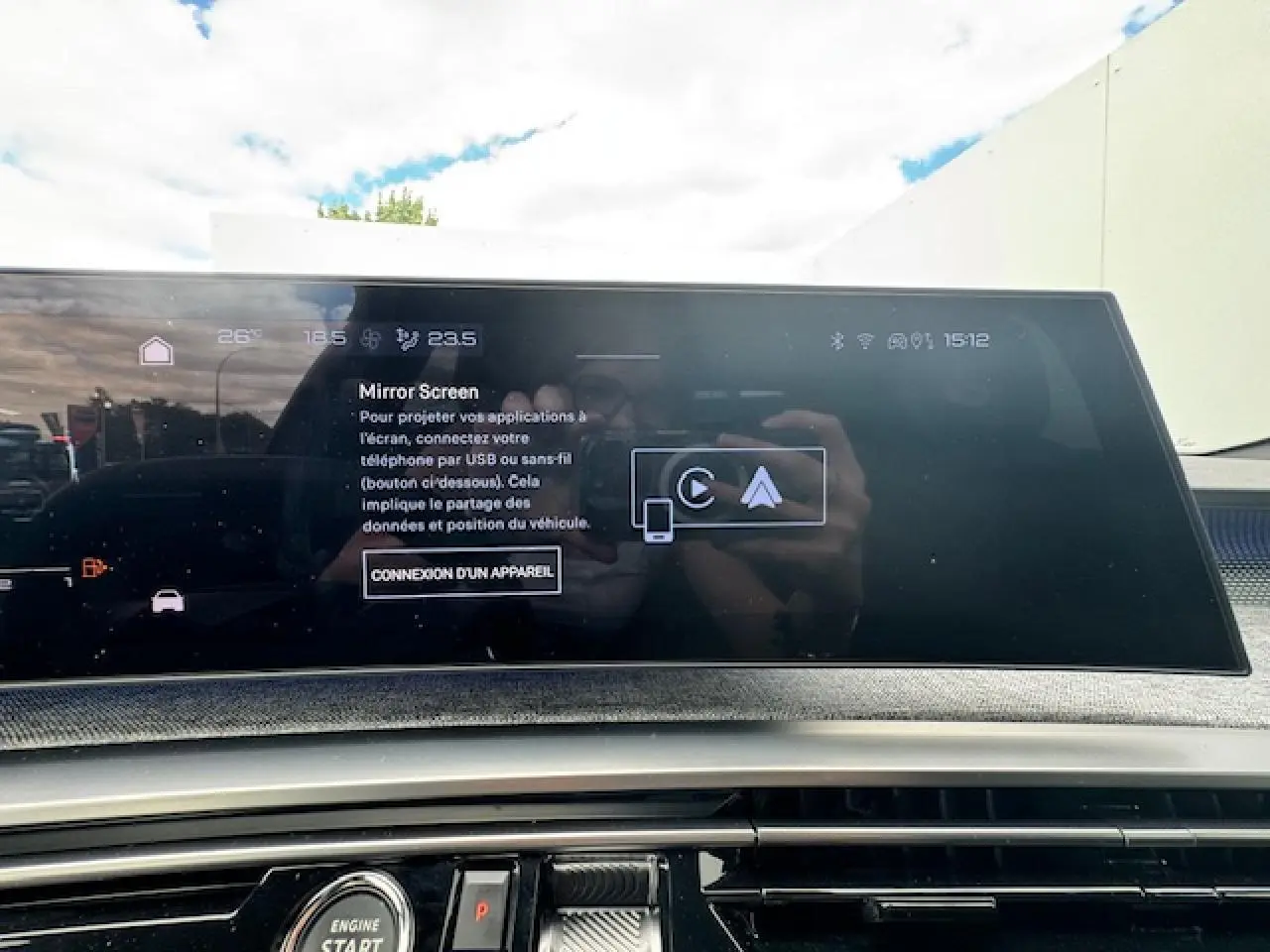 Écran tactile central du Peugeot 3008 II 1.2 Hybrid 136 GT affichant la fonction Mirror Screen.