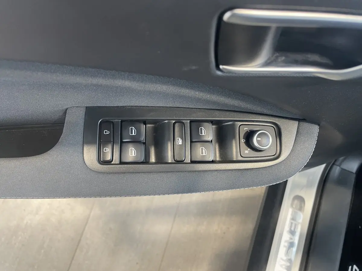 Gros plan sur les commandes de lève-vitres et rétroviseurs côté conducteur du LEAPMOTOR T03 blanc 2025 Luxury.