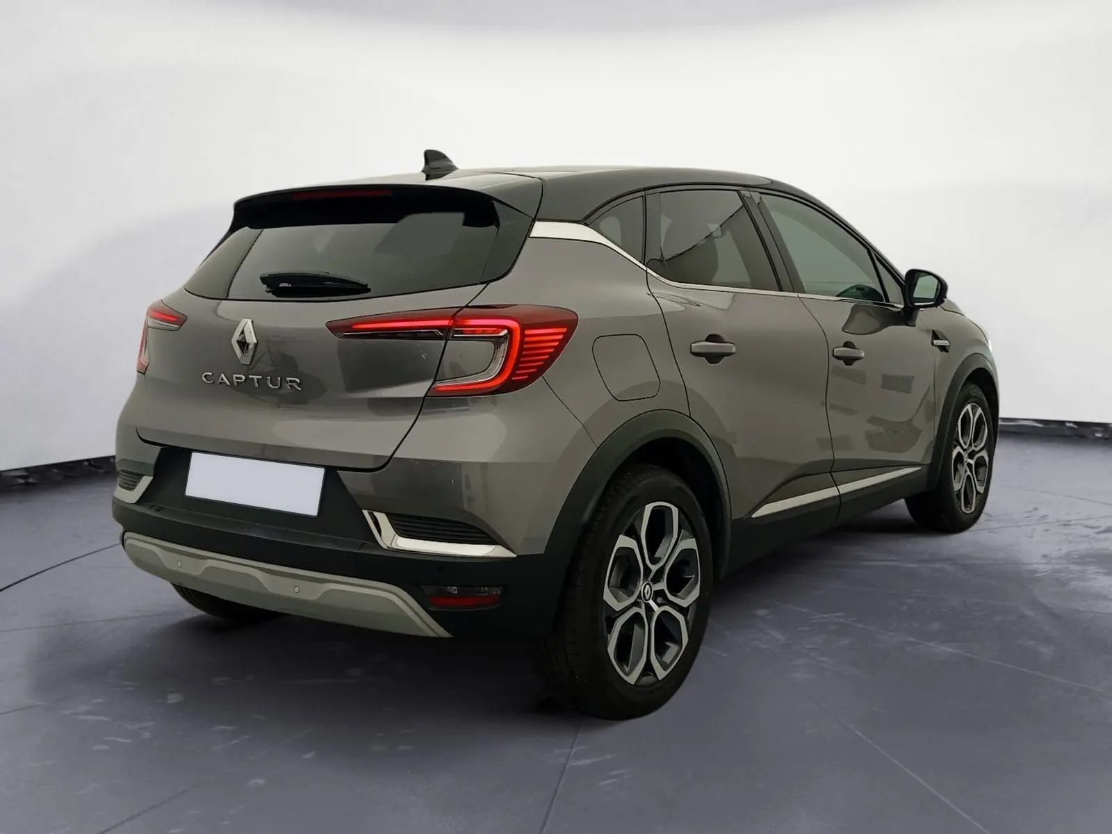 Vue 3/4 arrière droite du Renault Captur 1.3 Mild Hybrid 140 Techno gris Cassiopée avec toit noir et jantes 18 pouces.