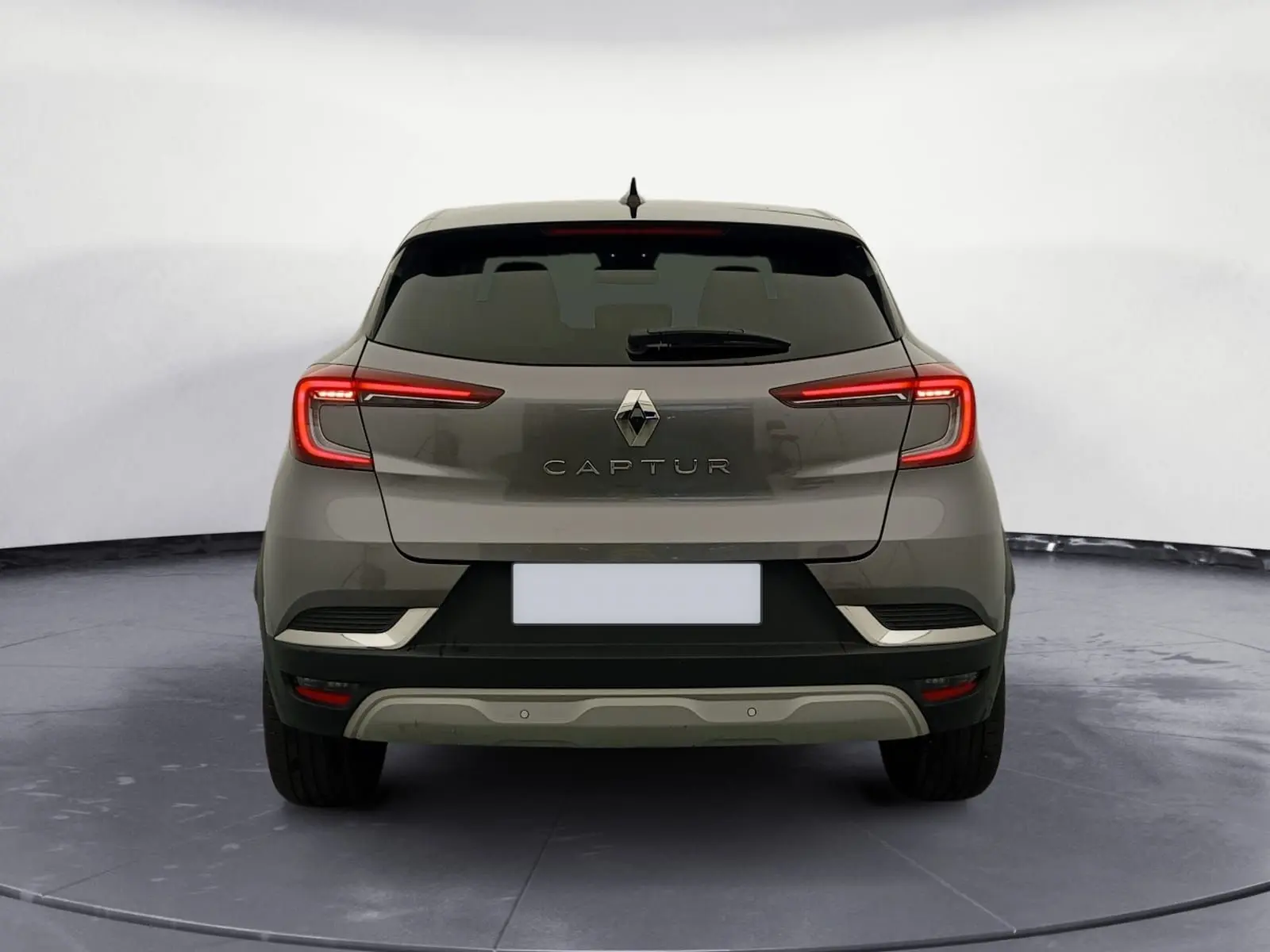 Vue arrière du Renault Captur 1.3 Mild Hybrid 140 Techno gris Cassiopée avec feux LED allumés et toit noir.